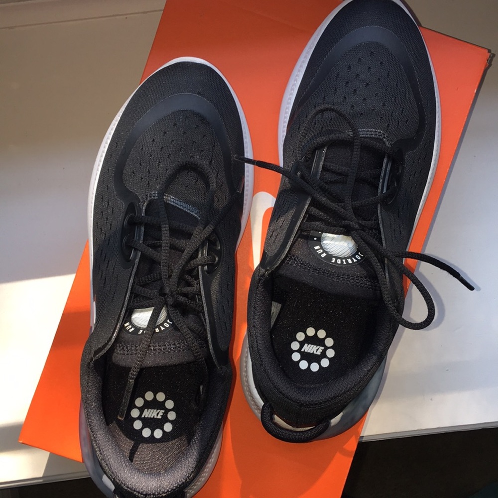 black nike joyride dual run tennis shoes